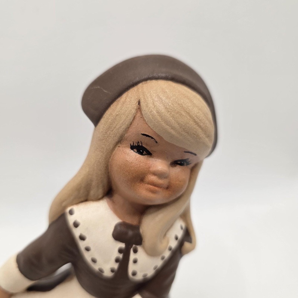 Vintage 1979 Hand‎ Painted Pilgrim Girl Figurine Brown & Cream Dress - Picture 2 of 9